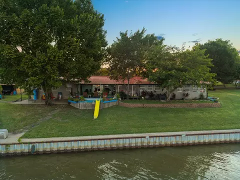 Exterior - 308 Causeway Cv, Seven Points, TX 75143 photo 4 of 4