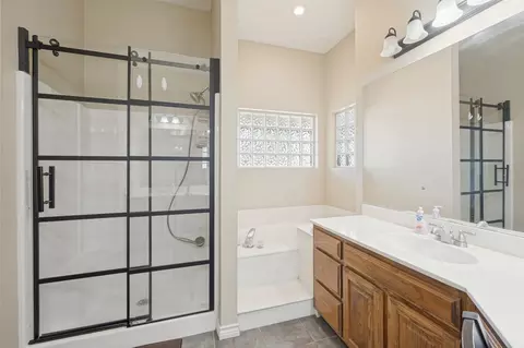 Bath - 1601 E Blackjack Rd, Pilot Point, TX 76258 photo 3 of 4