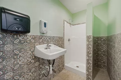 Bath - 1601 E Blackjack Rd, Pilot Point, TX 76258 photo 4 of 4