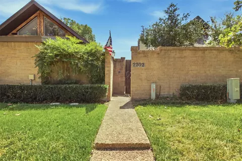 2202 Green Gate Dr, Arlington, TX 76012