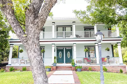 300 W 302 W Spring St, Weatherford, TX 76086
