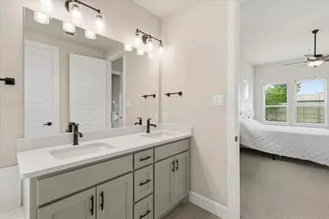 Bath - 2017 Tremont Dr, Argyle, TX 76226 photo 3 of 4