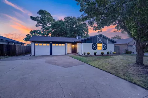 728 Douglas St, Burleson, TX 76028