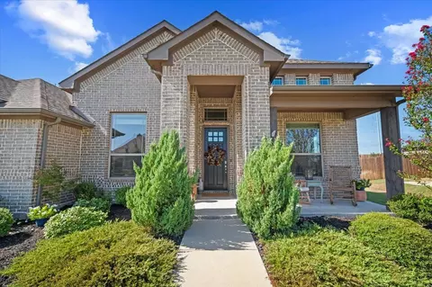 136 Sapphire Ln, Waxahachie, TX 75165