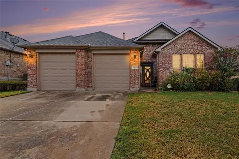 2707 Meadow Lake Dr, Grand Prairie, TX 75050