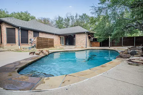 521 Meadowbrook St, Lake Dallas, TX 75065