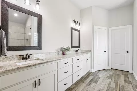 Bath - 10189 Kildee Trl, Sanger, TX 76266 photo 2 of 4