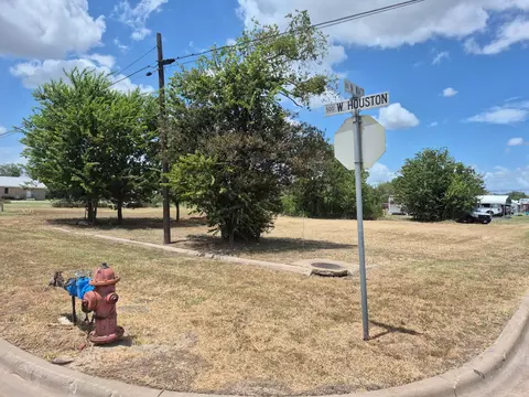507 W Houston, Giddings, TX 78942