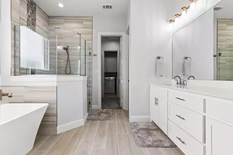 Bath - 209 Devonshire St, Mount Pleasant, TX 75455 photo 2 of 7