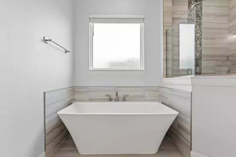 Bath - 209 Devonshire St, Mount Pleasant, TX 75455 photo 3 of 7