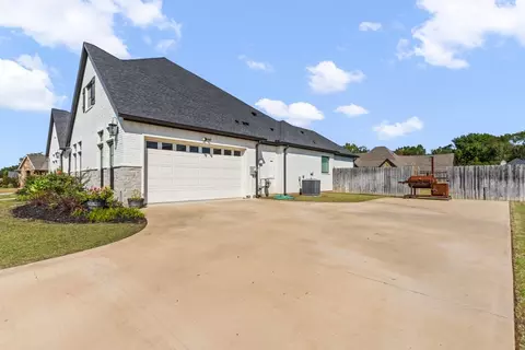 Exterior - 209 Devonshire St, Mount Pleasant, TX 75455 photo 4 of 5