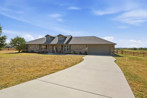 200 Live Oak Ln, Decatur, TX 76234
