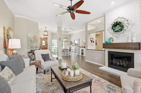 Living - 524 Post Oak Rd, Grapevine, TX 76051 photo 1 of 4