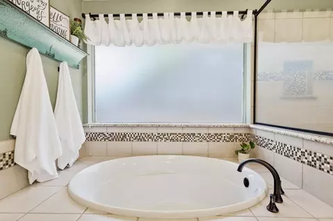 Bath - 524 Post Oak Rd, Grapevine, TX 76051 photo 4 of 5