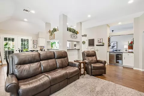 Living - 524 Post Oak Rd, Grapevine, TX 76051 photo 2 of 4
