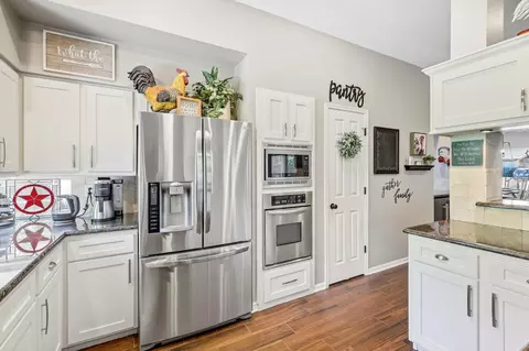 Kitchen - 524 Post Oak Rd, Grapevine, TX 76051 photo 3 of 4