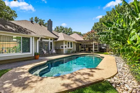 Exterior - 524 Post Oak Rd, Grapevine, TX 76051 photo 4 of 6