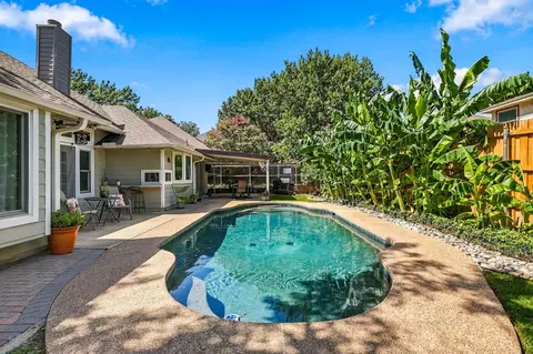 Exterior - 524 Post Oak Rd, Grapevine, TX 76051 photo 3 of 6