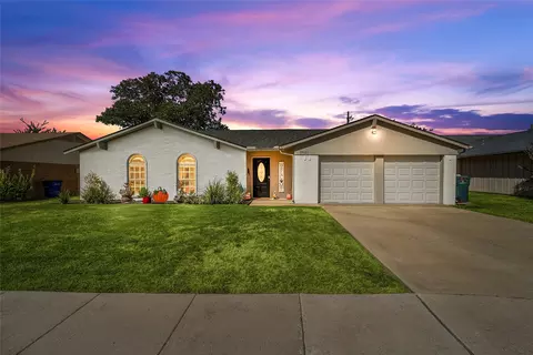 2621 Elk Grove Rd, Carrollton, TX 75007