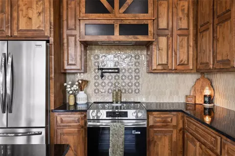 Kitchen - 1091 Barton Ranch Rd, Nemo, TX 76070 photo 2 of 3