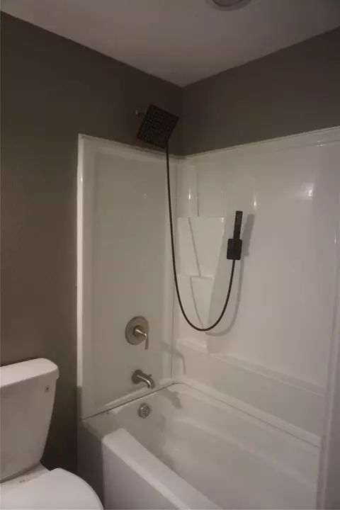 Bath - 127 E Hull St, Denison, TX 75021 photo 3 of 4