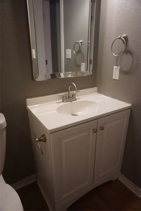 Bath - 127 E Hull St, Denison, TX 75021 photo 2 of 4