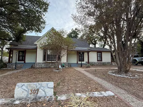 307 Mission St, Glen Rose, TX 76043