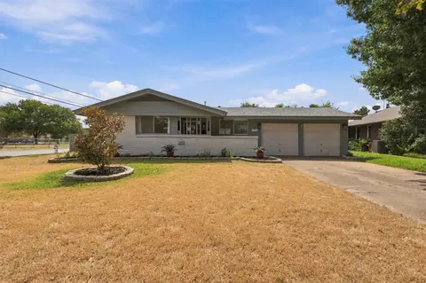 1702 Bristol Ct S, Irving, TX 75062