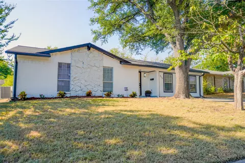 313 Boulder Ct, Burleson, TX 76028