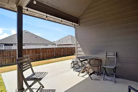 Exterior - 952 Sam St, Springtown, TX 76082 photo 6 of 10