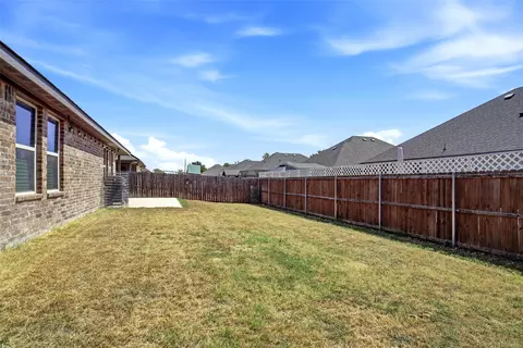 Exterior - 952 Sam St, Springtown, TX 76082 photo 9 of 10