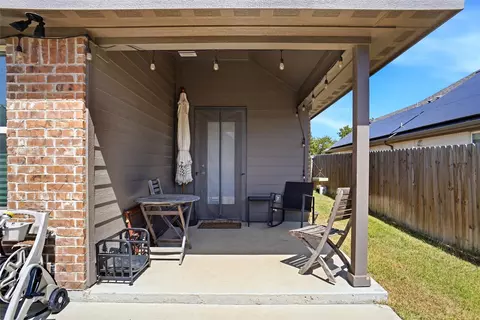 Exterior - 952 Sam St, Springtown, TX 76082 photo 7 of 10