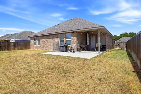 Exterior - 952 Sam St, Springtown, TX 76082 photo 8 of 10