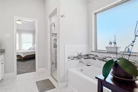 Bath - 952 Sam St, Springtown, TX 76082 photo 5 of 6