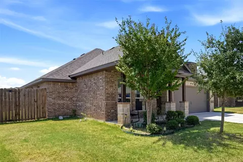 Exterior - 952 Sam St, Springtown, TX 76082 photo 4 of 10