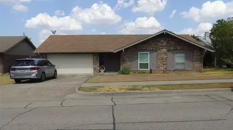 2107 Bordeaux Dr, Carrollton, TX 75007