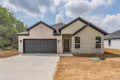 5822 Stonegate Cir, Granbury, TX 76048