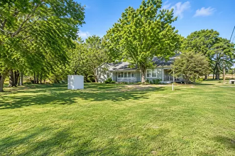 Exterior - 708 E Pine St, Edgewood, TX 75117 photo 3 of 10