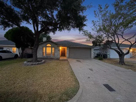 8109 E Summer Trail Dr, Fort Worth, TX 76137