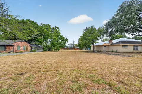 825 E Worth St, Grapevine, TX 76051 photo 5