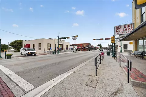 825 E Worth St, Grapevine, TX 76051 photo 11