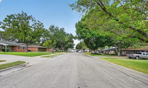 825 E Worth St, Grapevine, TX 76051 photo 6