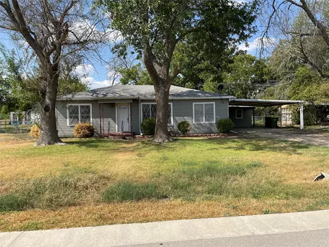 219 Playdium Dr, West, TX 76691