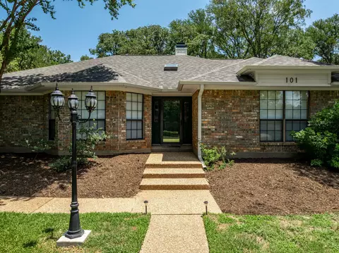 101 Lost Oaks Dr, Waco, TX 76705