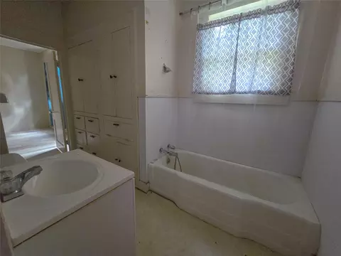 Bath - 500 Richardson St, Minden, LA 71055 photo 6 of 7