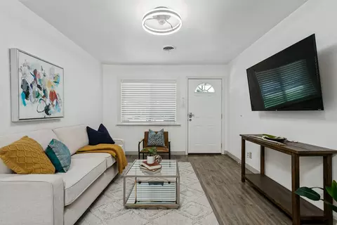 Living - 403 E Franklin St, Grapevine, TX 76051 photo 1 of 3
