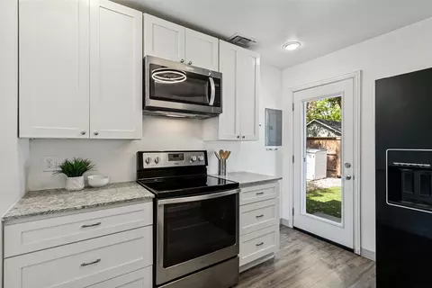 Kitchen - 403 E Franklin St, Grapevine, TX 76051 photo 3 of 4