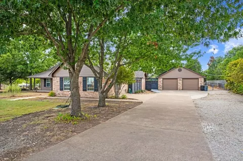 101 Randy Rd, Pecan Hill, TX 75165