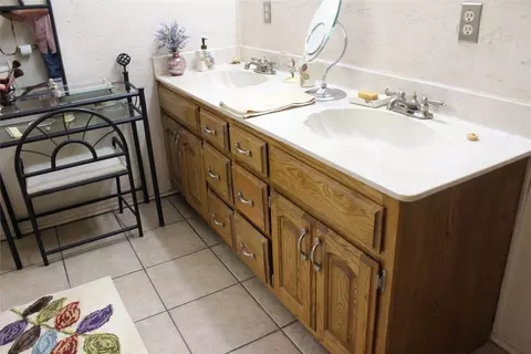 Bath - 4497 Fm 2820, Sumner, TX 75486 photo 2 of 5