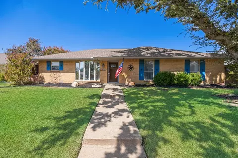 1931 Robin Meadow Dr, Carrollton, TX 75007